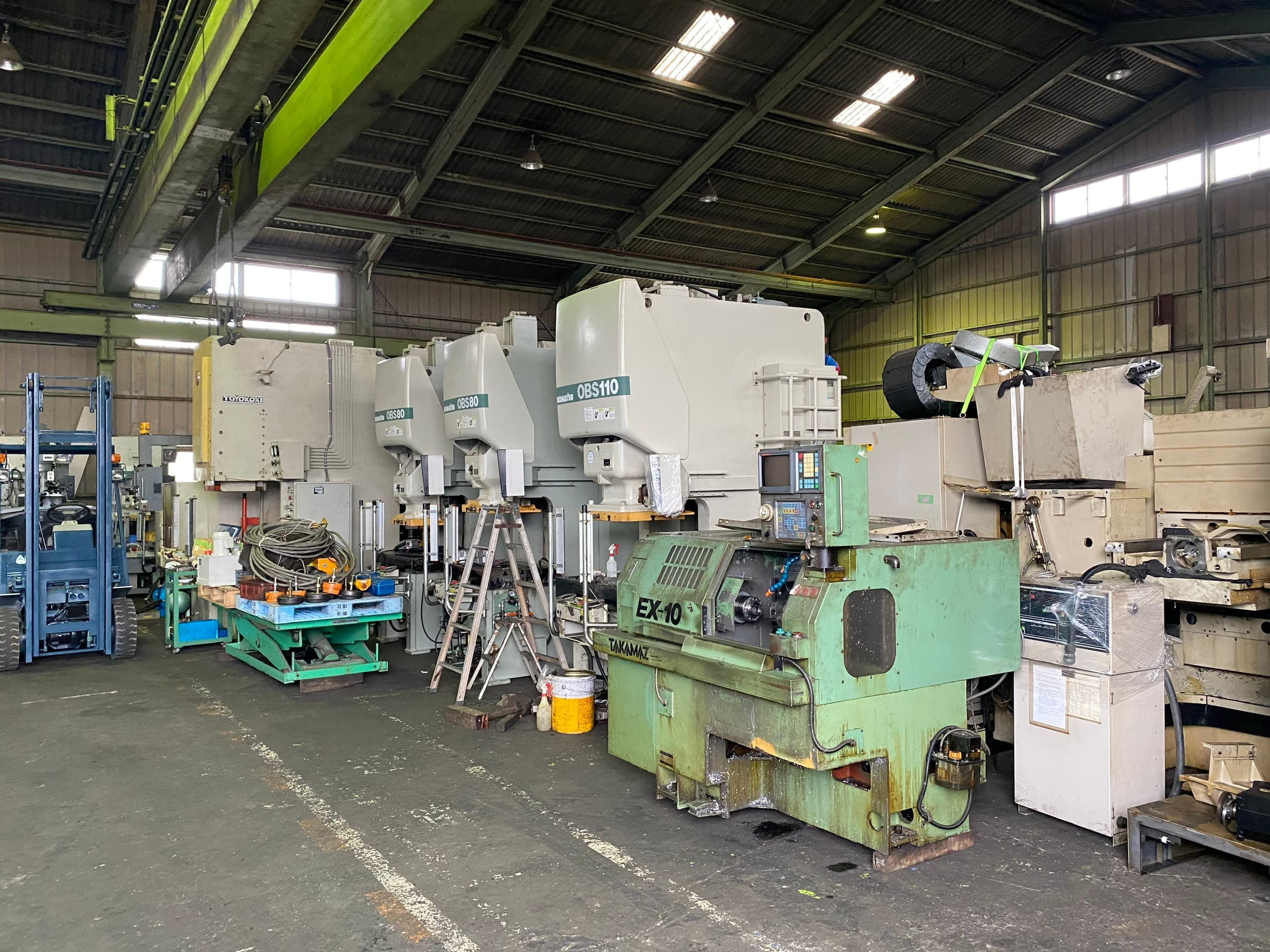 整備された工作機械と農業機械